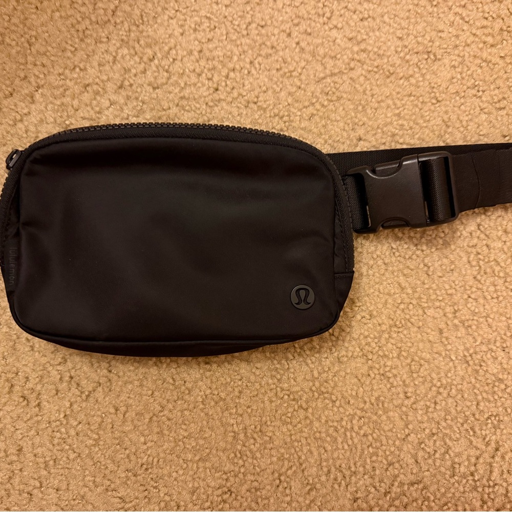 Lululemon Everywhere Belt Bag 1L Black